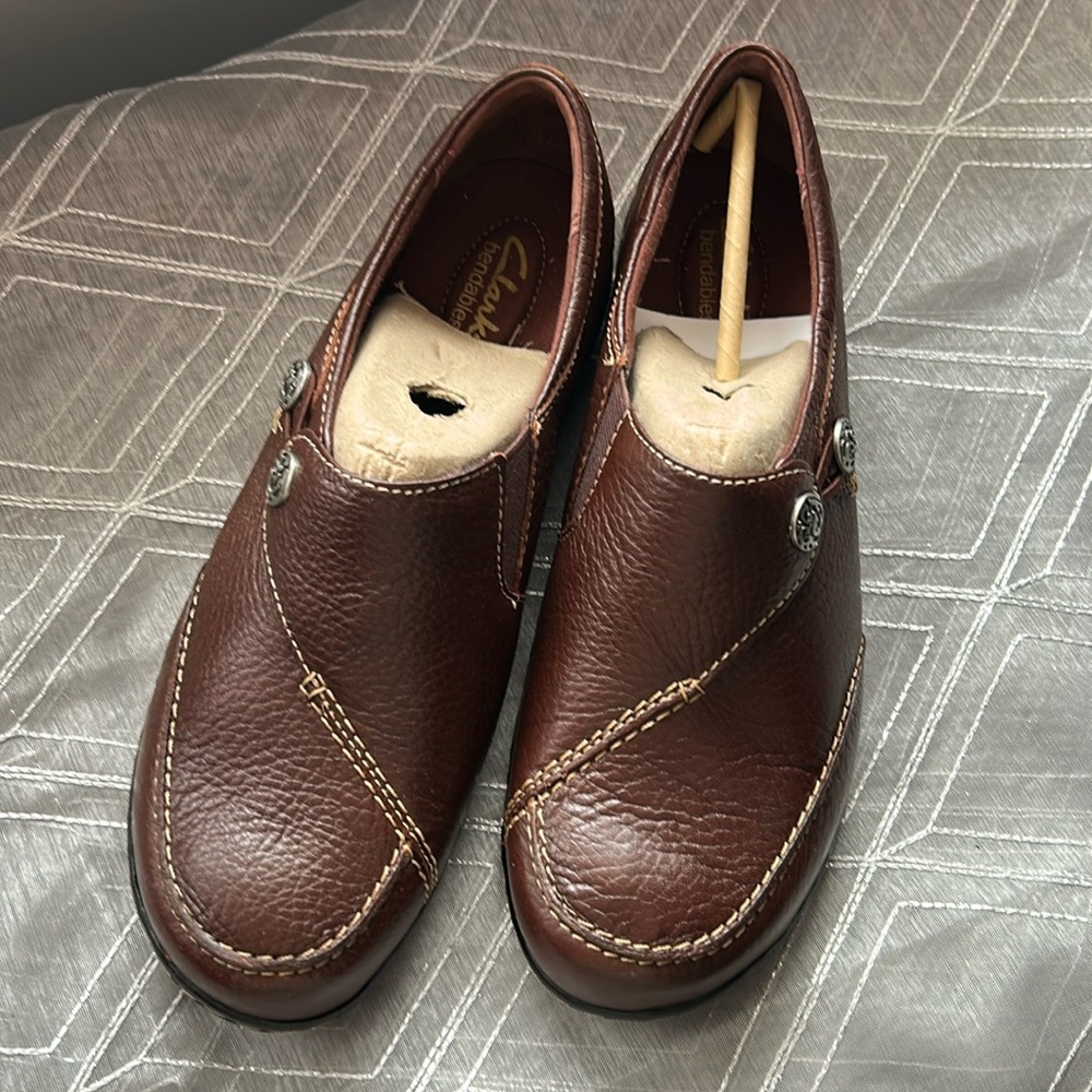 NEW Clarks Women's Bendables Slip-On Leather Loafer With Box. Size 8.5